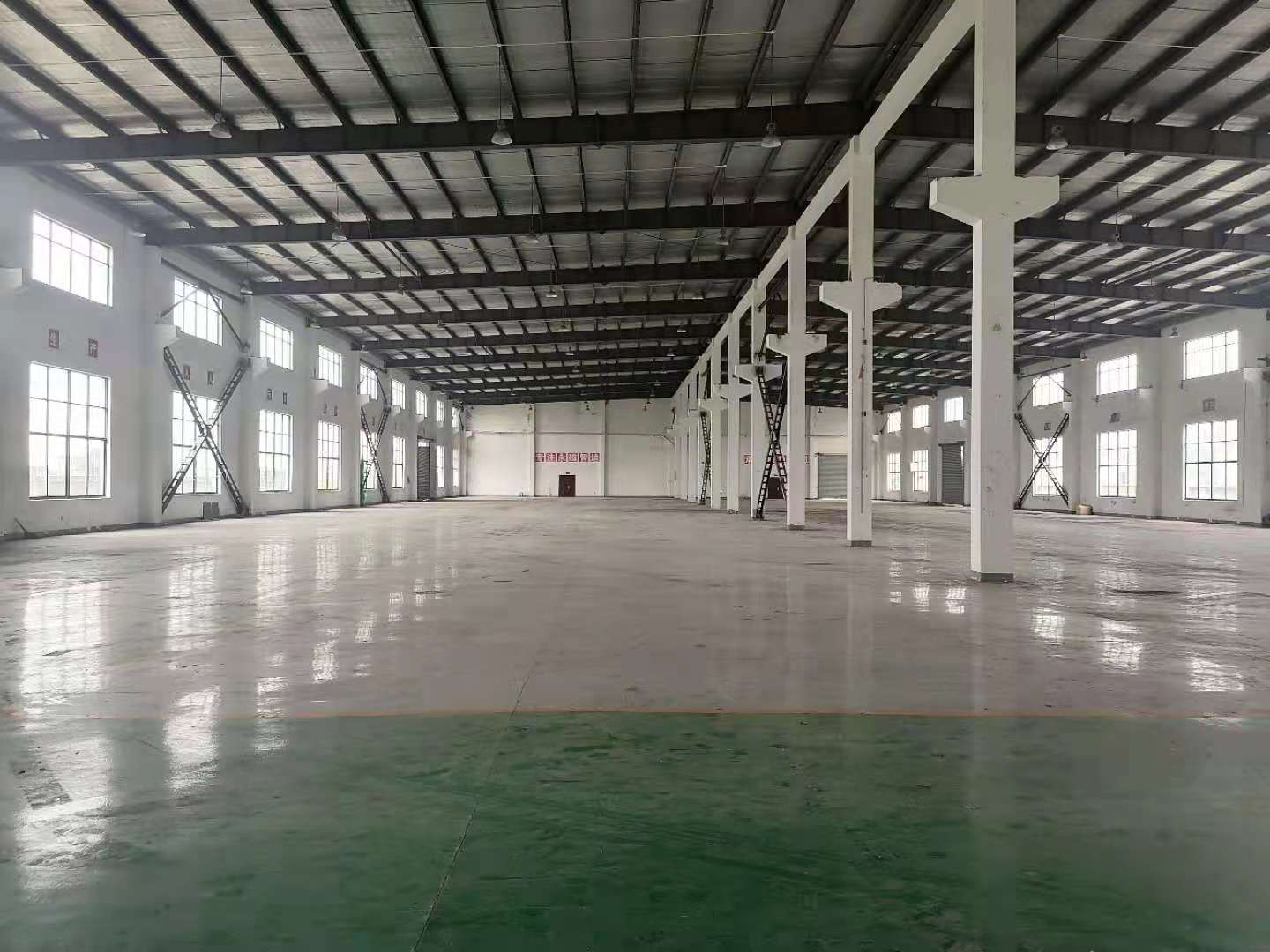出租昆山开发区独栋单层厂房5560平米 高10米 可架20吨行车