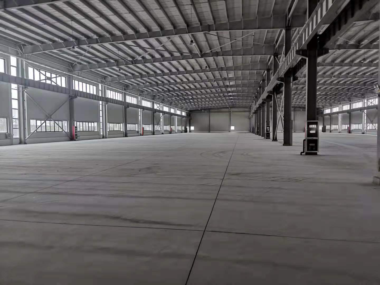 出租昆山高新区独栋单层厂房8000平米 可架20吨行车